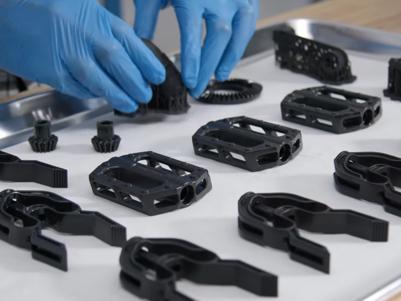 As peças impressas em 3D com as resinas PU Rigid devem retirar-se com cuidado e secar-se a temperatura ambiente